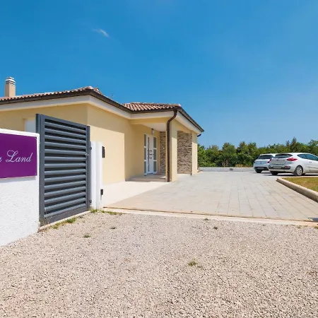 Holiday Home Villa Land 別荘
