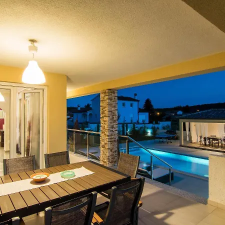 Holiday Home Villa Land * ラビン