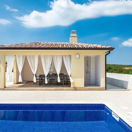 Holiday Home Villa Land * ラビン