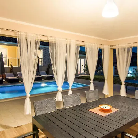 Holiday Home Villa Land * ラビン